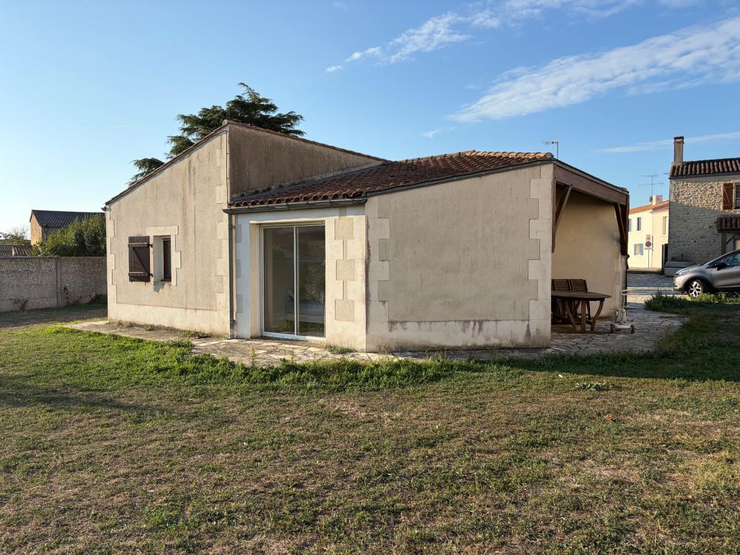 SAINT MICHEL EN L'HERM (85) 10 MIN DES PLAGES MAISON DE PLAIN PIED 2 CHAMBRES AVEC TERRASSE ET JARDIN