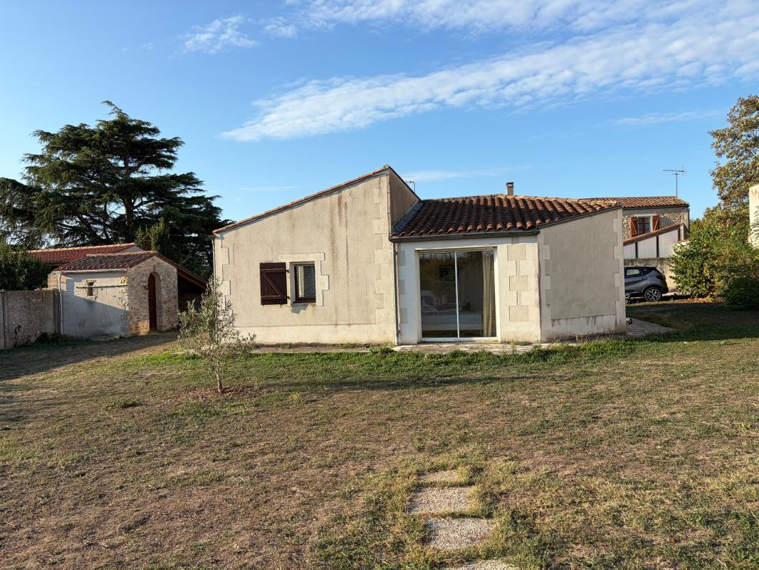 SAINT MICHEL EN L'HERM (85) 10 MIN DES PLAGES MAISON DE PLAIN PIED 2 CHAMBRES AVEC TERRASSE ET JARDIN
