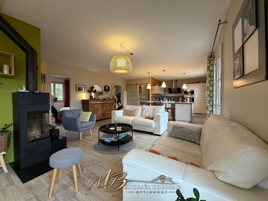 Maison familiale de 125 m² avec 5 chambres, grand sous-sol et deux terrasses – Brette-les-Pins