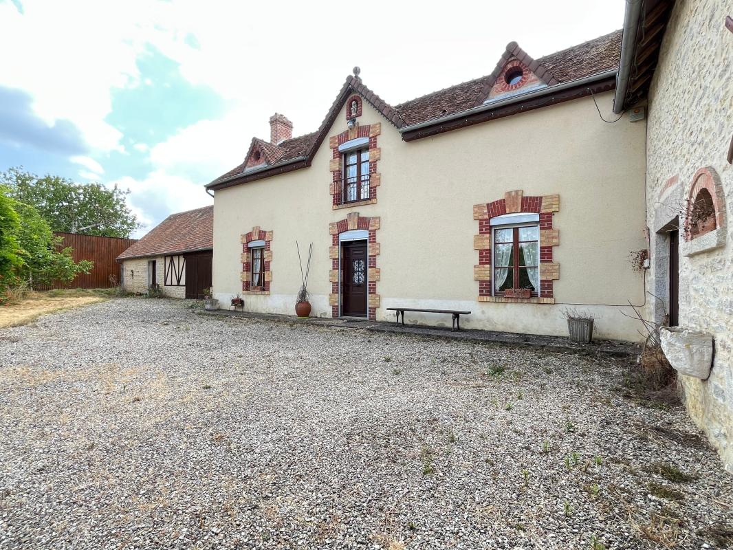 Maison ancienne 4 chambres avec deux grandes dépendances