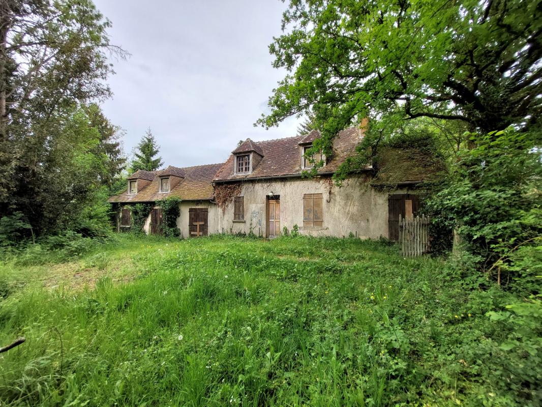 Maison beaux volumes à rénover sur 2.6 hectares de prairies