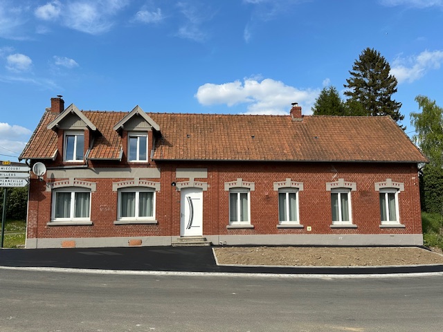 Maison rénovée de 165 m2 avec 5 chambres, jardin et dépendances