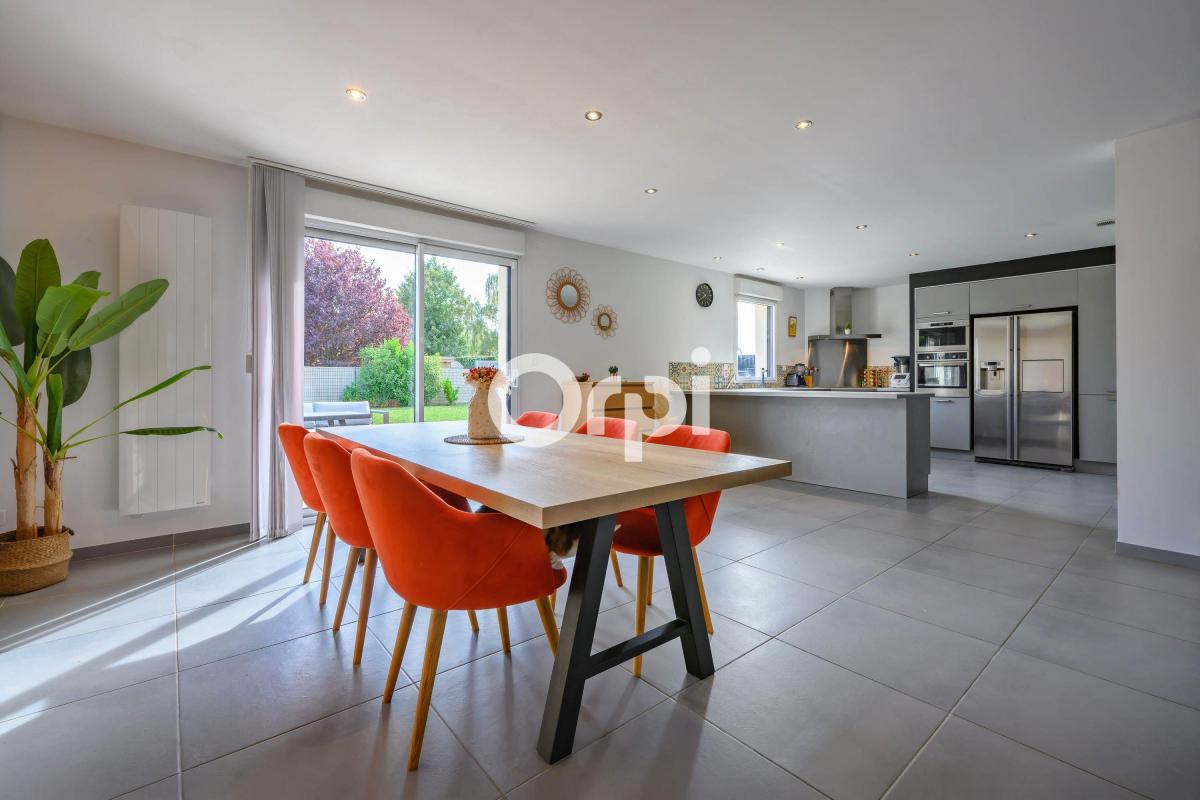Belle maison individuelle de 135㎡ de semi plain-pied, 4 chambres, 1 bureau, 3 stationnements privatifs sur la commune de Haisnes