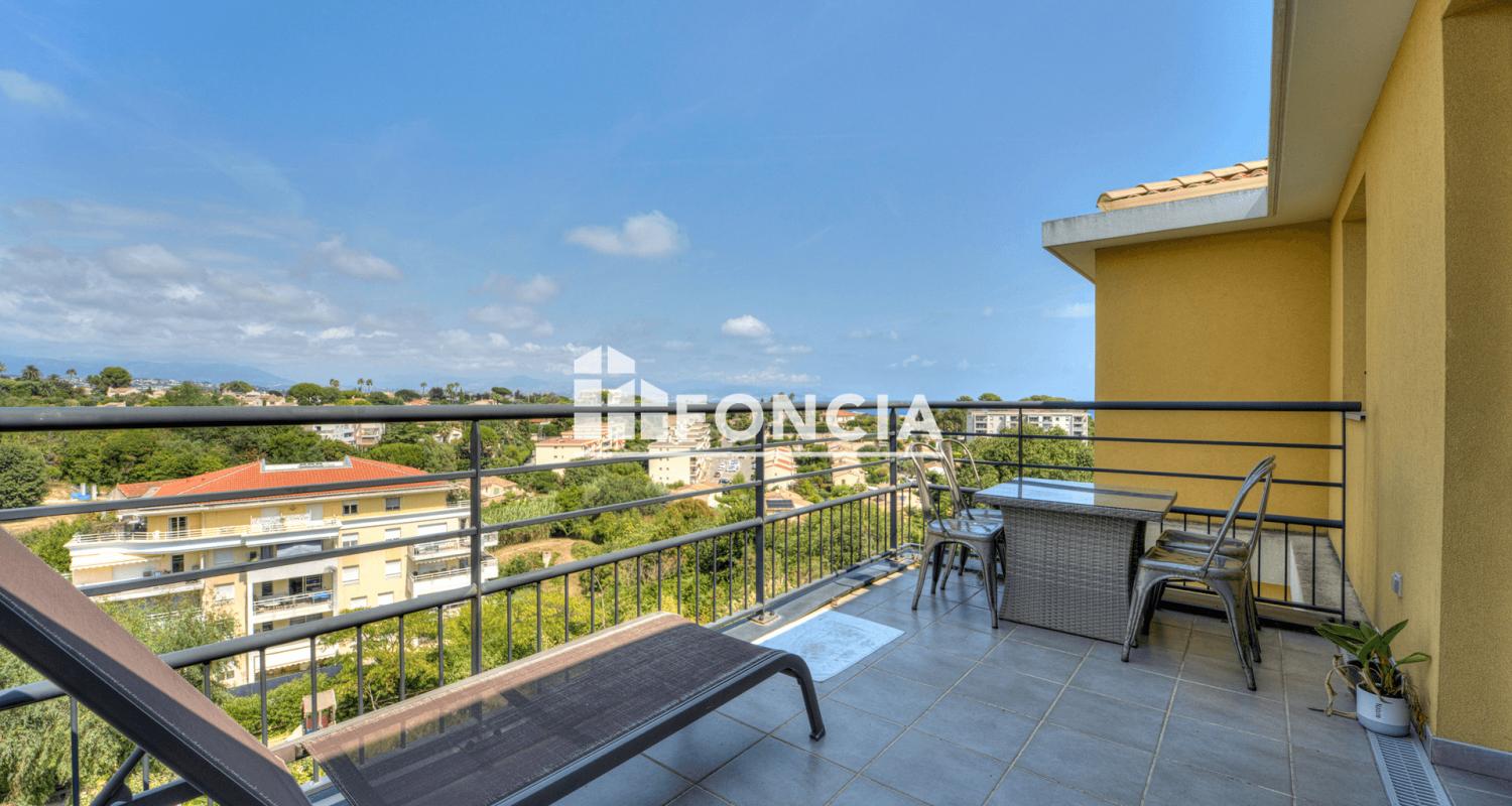 ANTIBES, proche centre au calme, 2 pièces 42 m2, terrasse 10m2 vue dégagée, piscine, 2 parking privés