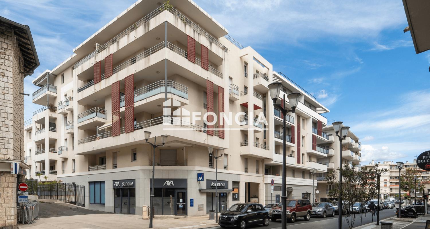 ST LAURENT DU VAR, AU CENTRE VILLE, BEAU 3P DANS RESIDENCE RECENTE AVEC TERRASSE ET GARAGE