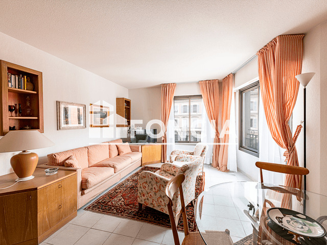 MENTON CENTRE VILLE, APPARTEMENT DE TROIS PIECES ENTIEREMENT MEUBLEE SUR MESURE, VENDU AVEC 2 GARAGES