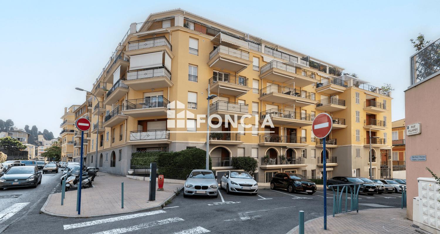 MENTON QUARTIER MAIRIE, DANS RESIDENCE RECENTE, EN PARFAIT ETAT, APPARTEMENT DE TROIS PIECES TRAVERSANT AVEC TERRASSE AU CALME