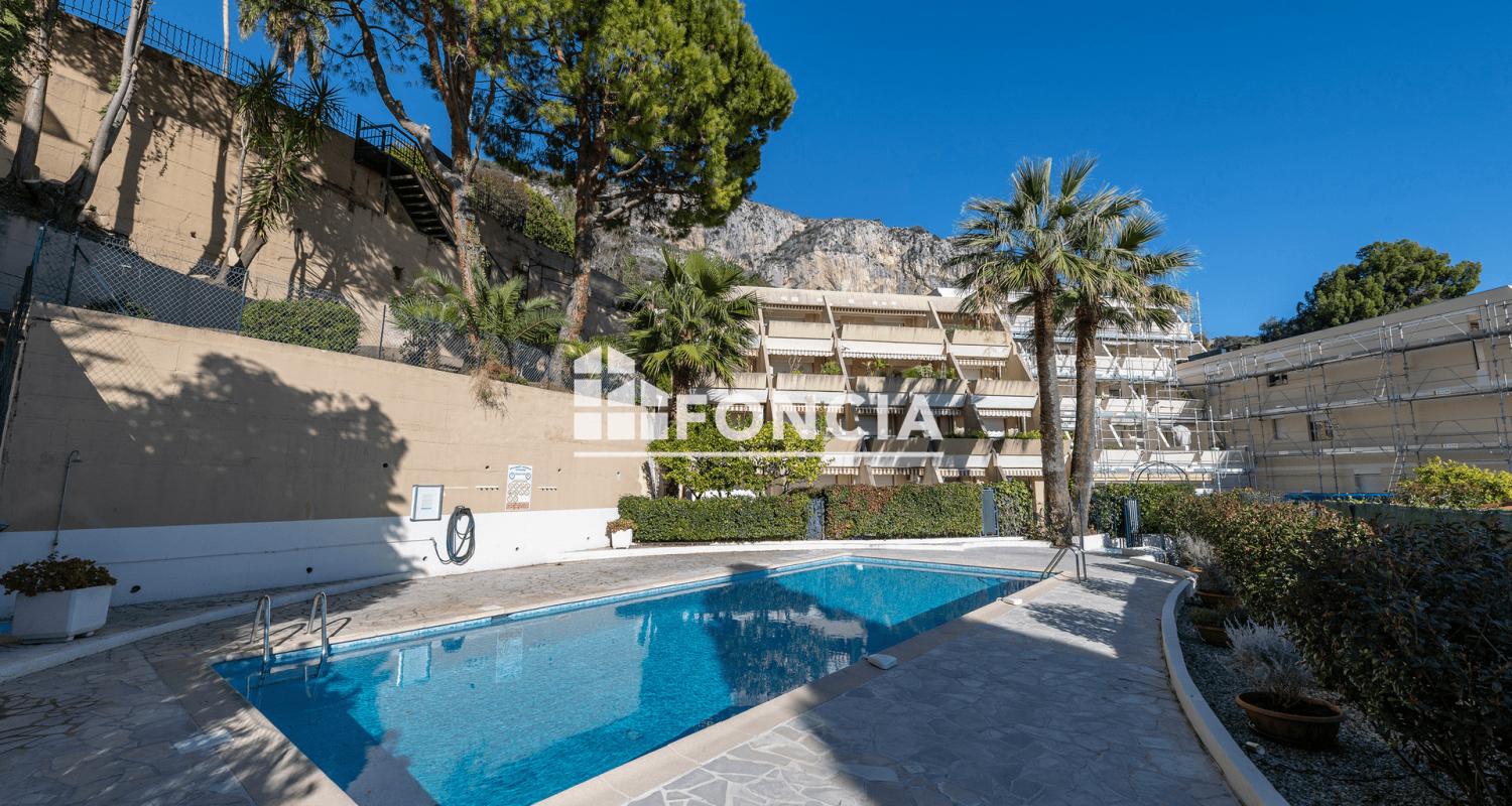 MENTON GARAVAN, 4 PIECES AVEC TERRASSE ET JARDIN VUE MER, DANS RESIDENCE AU CALME AVEC PISCINE, VENDU AVEC GARAGE ET CAVE