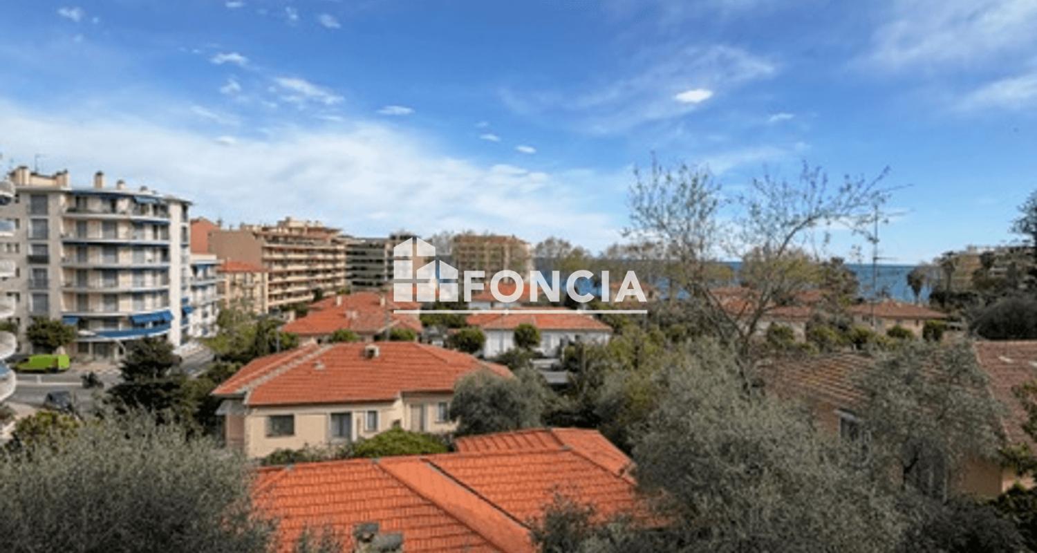 MENTON CENTENAIRE PROCHE VILLE ET PLAGE SPACIEUX DEUX PIECES DE 60m2 VENDU AVEC CAVE ET POSS. GARAGE EN SUPP