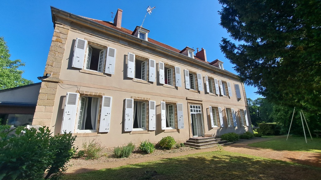 Demeure du XVIIe avec dépendances et parc