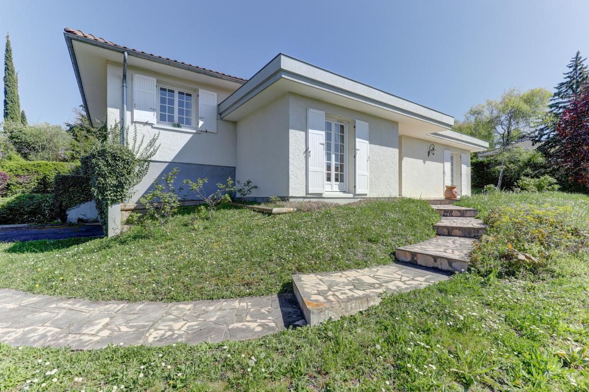 15' au sud de Clermont-Fd, maison d'architecte de 155m2 sur 900m2 de terrain clos et arboré