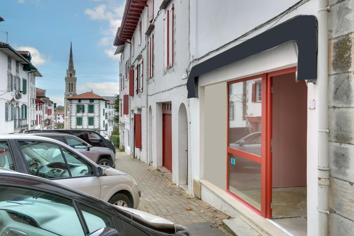 Local commercial, professionnel, Bureaux, Boutique. À Vendre Plein centre d'Hasparren rue commerçante