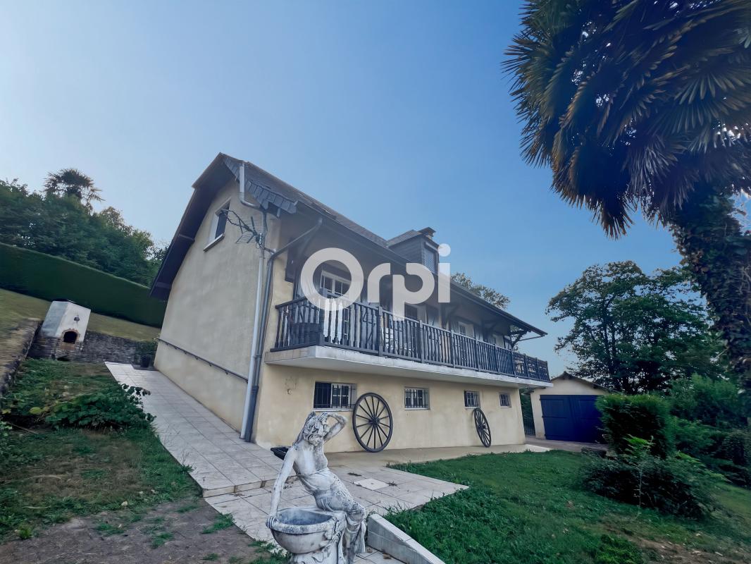Maison familiale avec dépendances, piscine et terrain arboré à Escout
