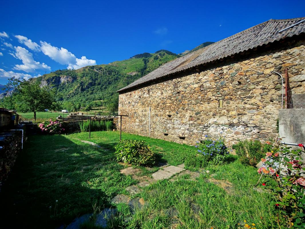 Maison, dépendances et magnifique vue sur les montagnes