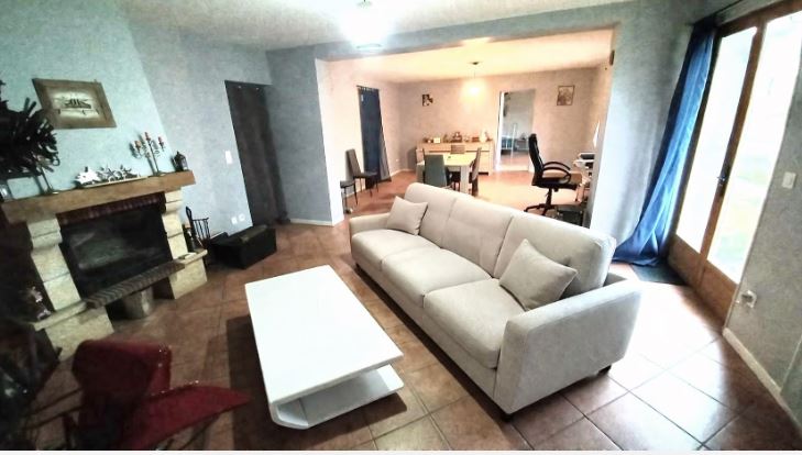 Pavillon rénové, 3 chambres, suite parentale, séjour, cuisine, cellier, terrain clos 1760 m²