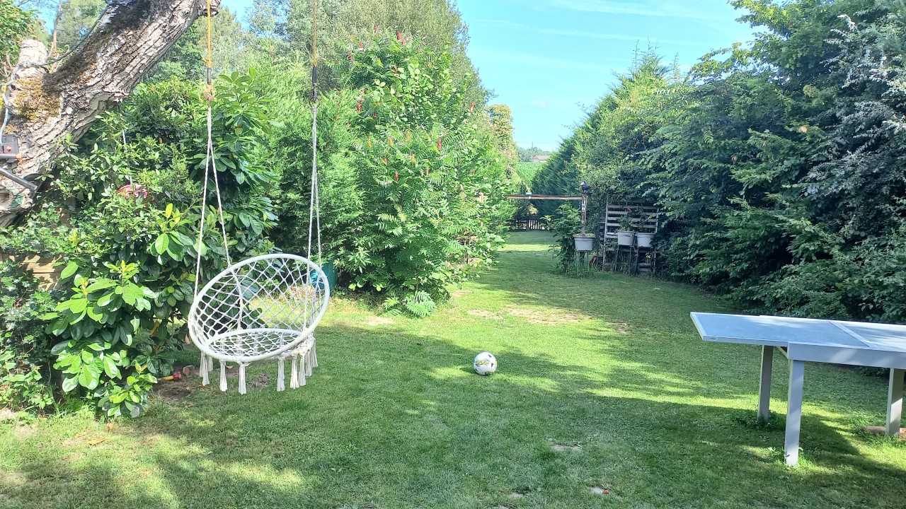 Maison: séjour, cuisine, buanderie, 2 chambres, terrain 1306 m² clos