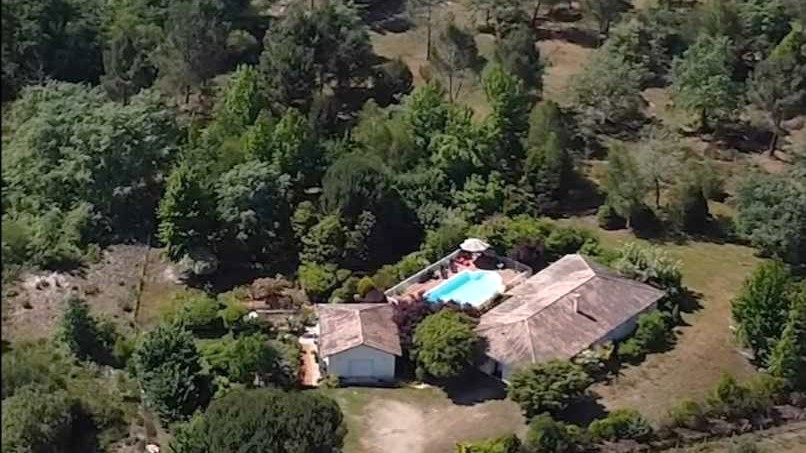 Maison entrée, séjour, cuisine équipée, 2 suites parentales, 2 chambres , piscine, garage, carport