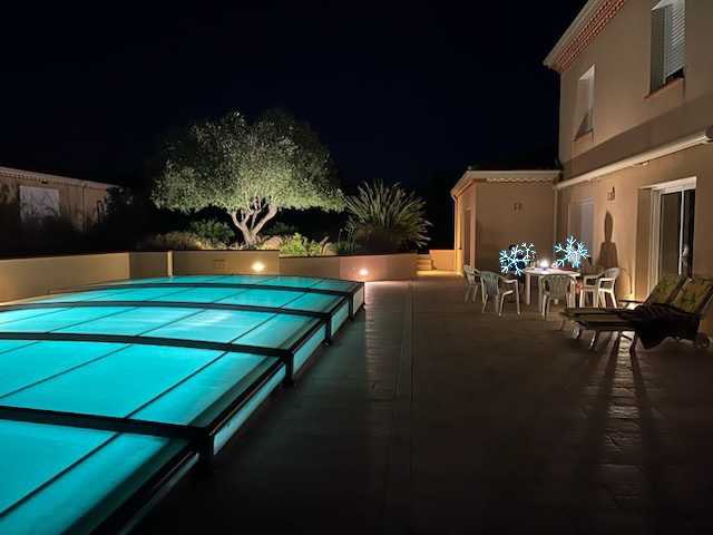Villa, séjour, cuisine, 3 suites parentales, piscine, 2 garages, atelier, carport, abris bois