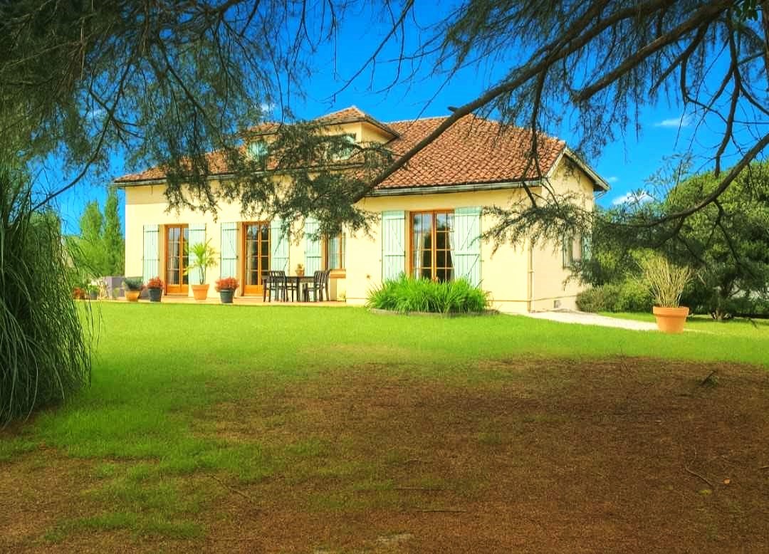 Maison 4 chambres, séjour, cuisine, piscine,  garage , sous sol , 2370 m² de terrain