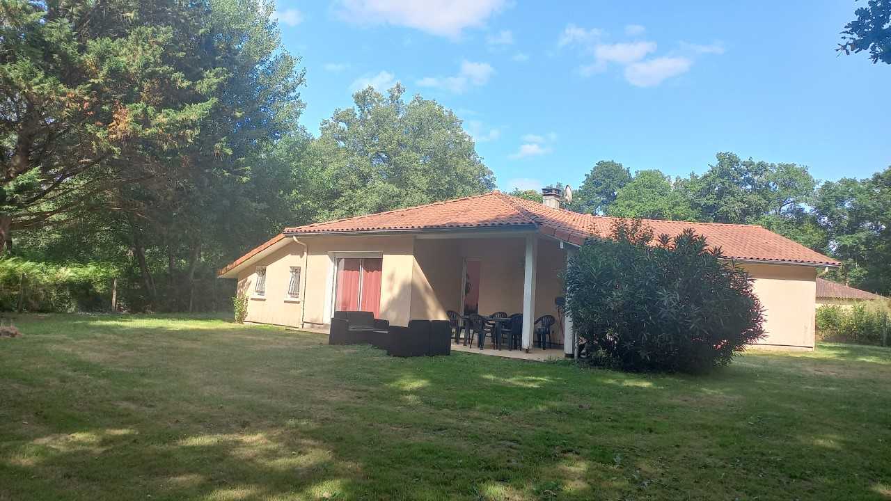 Pavillon de plain-pied: entrée, séjour, 3 chambres, bureau, garage, terrain clos
