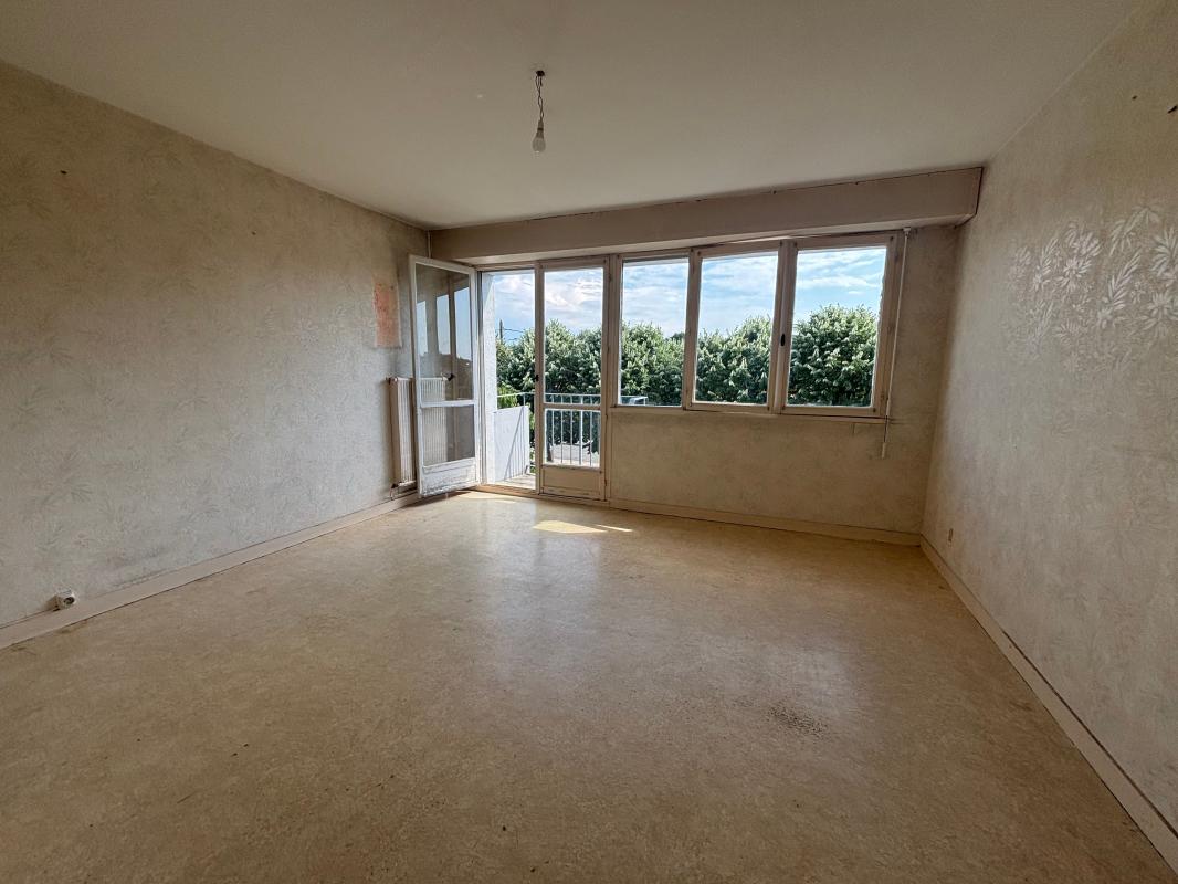 Pau Berlioz, rue au calme, appartement 3 pièces 60m² à rénover - balcon, cave et parking