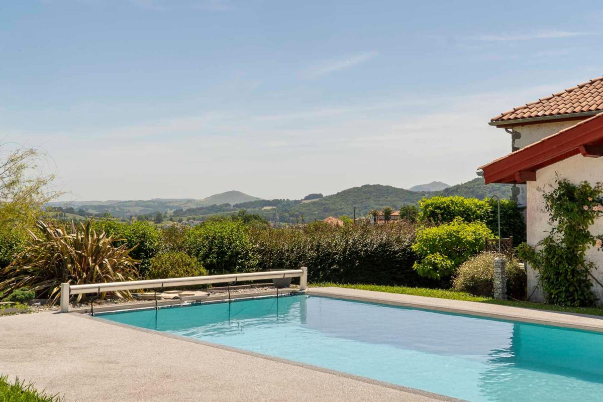 Vue exceptionnelle - Bâtisse du XVIIe avec piscine
