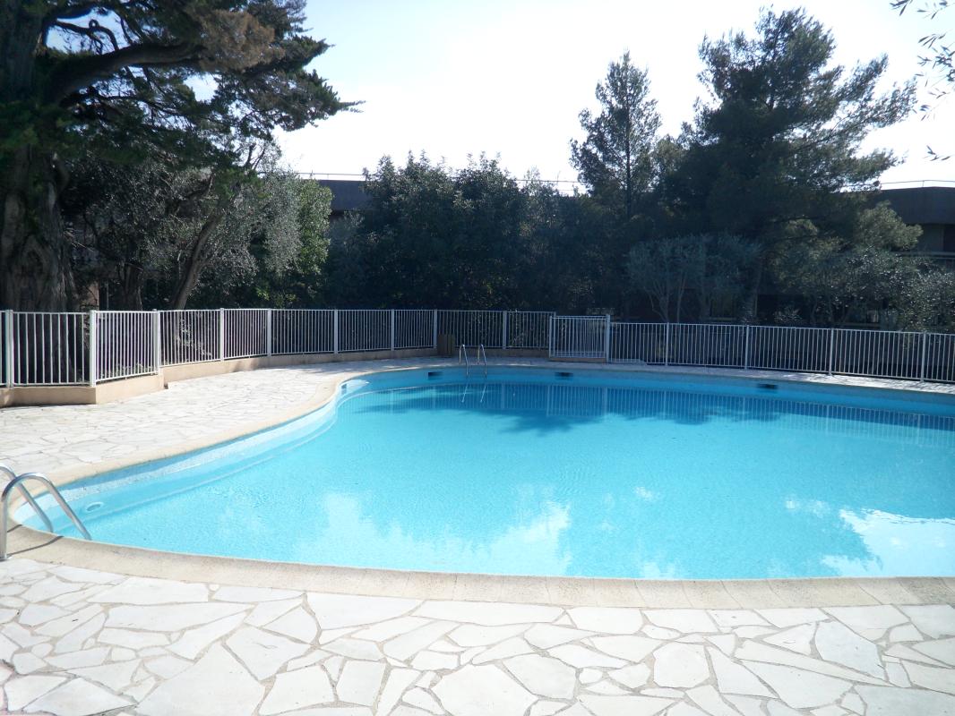 NICE  CIMIEZ - GRAND STUDIO LUMINEUX AVEC TERRASSE DANS RESIDENCE PISCINE
