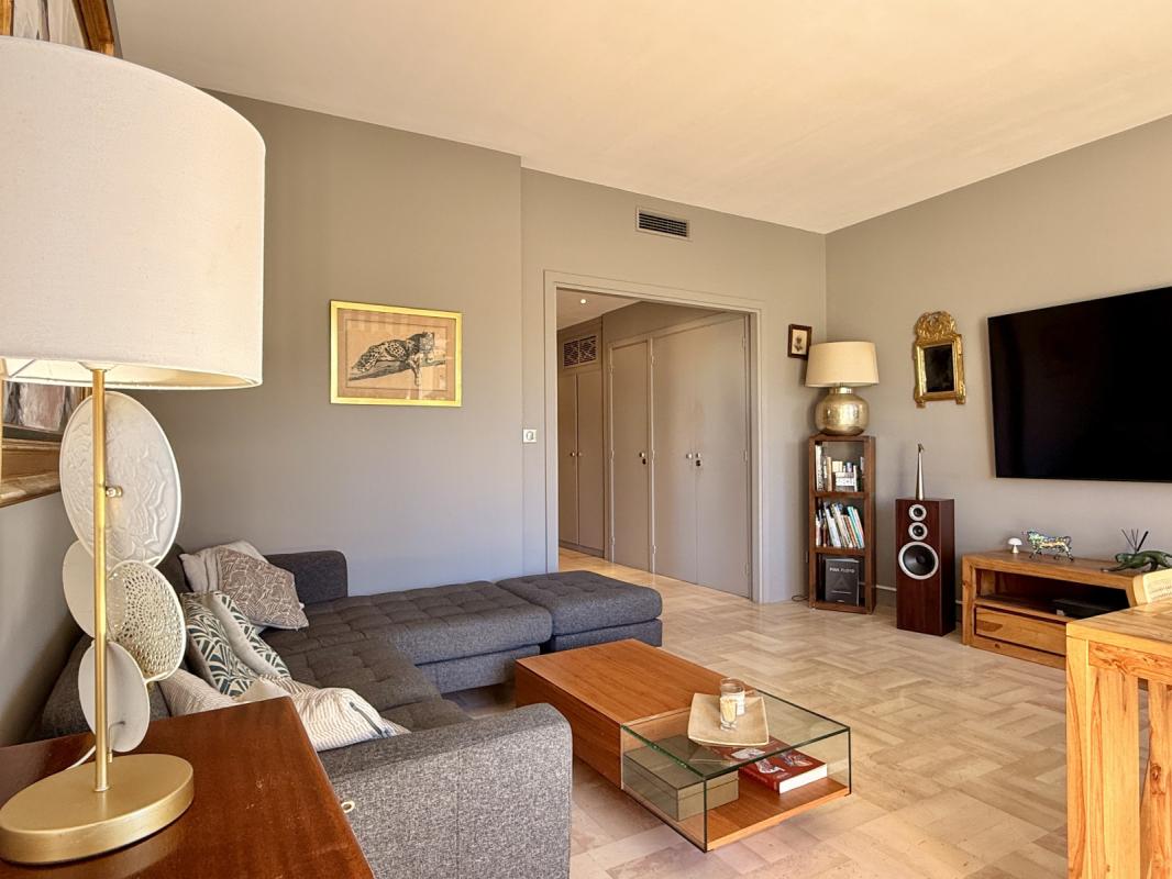 Nice Cimiez - Beau 3 pièces 72m2 refait à neuf avec terrasse et aperçu mer dans résidence recherchée avec parc