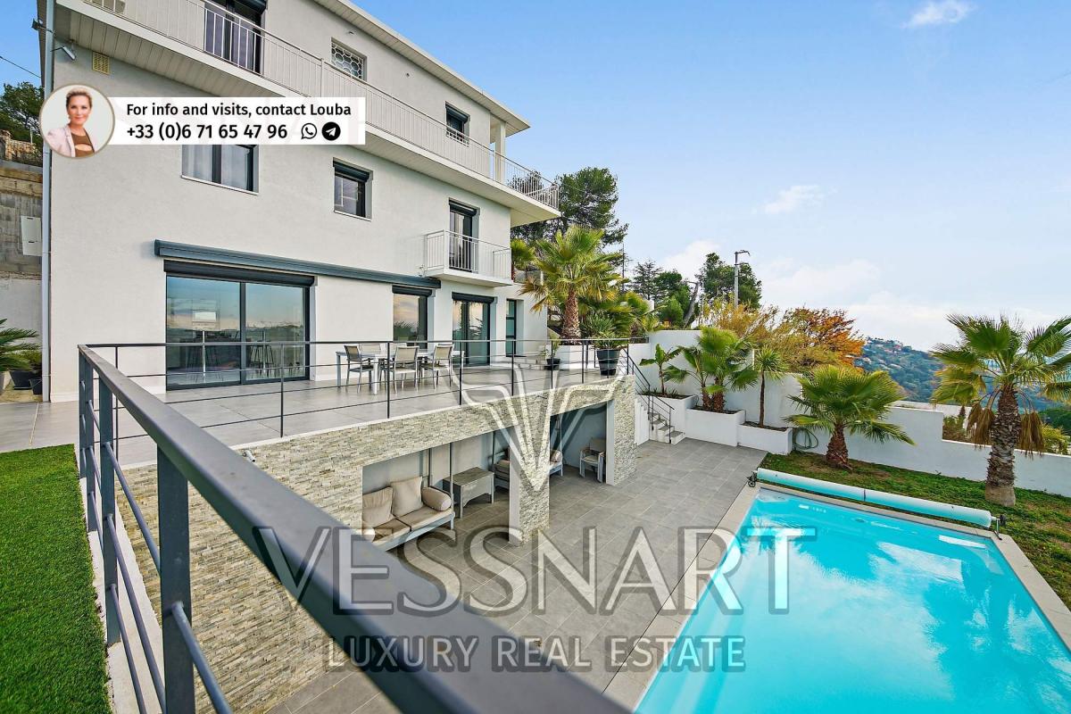 Maison contemporaine avec la piscine et belle vue mer et colline