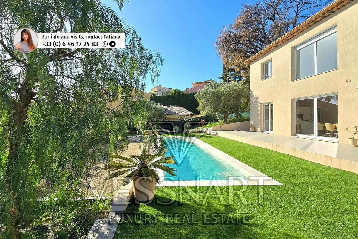Maison neuve avec piscine de style moderne avec la vue mer
