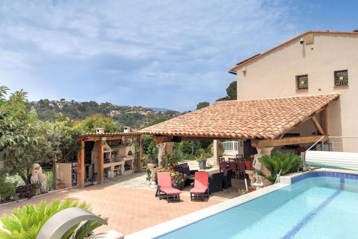 NICE – Chemin de la Costière  Maison 5 pièces avec jardin, piscine, jacuzzi, terrasse & cuisine d’été