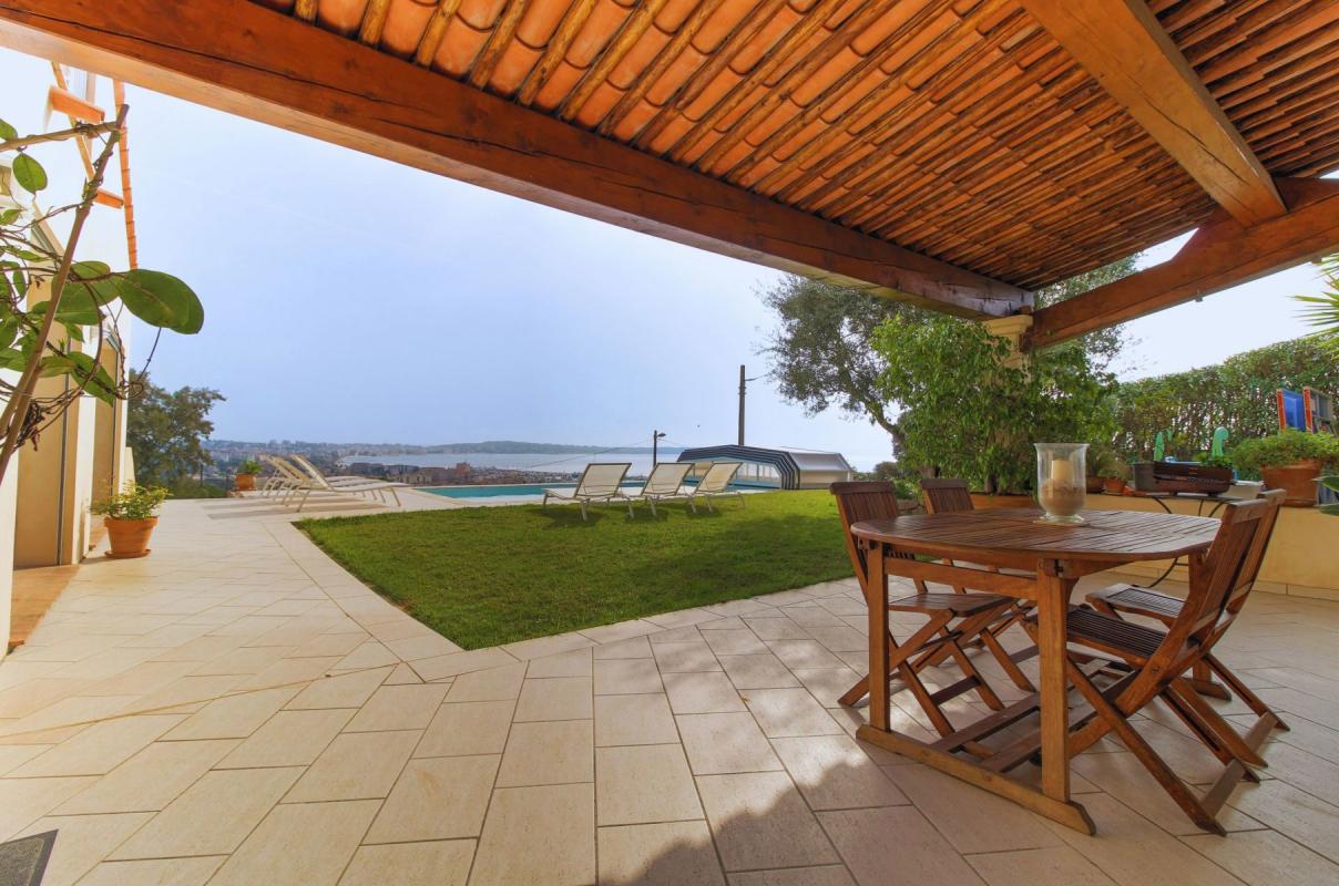 VALLAURIS- SUPER CANNES Magnifique propriété avec 2 maisons- vue mer- piscine