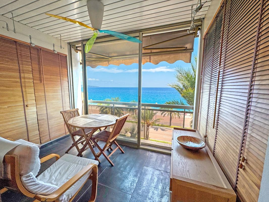 Studio rénové avec loggia face à la mer