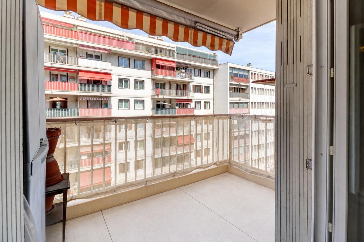 3P en étage élevé, balcon et aperçu mer – Carras / Arénas