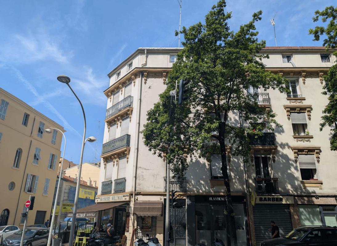 NICE LIBÉRATION — 2 PIÈCES ATYPIQUE EN DERNIER ETAGE AVEC CAVE
