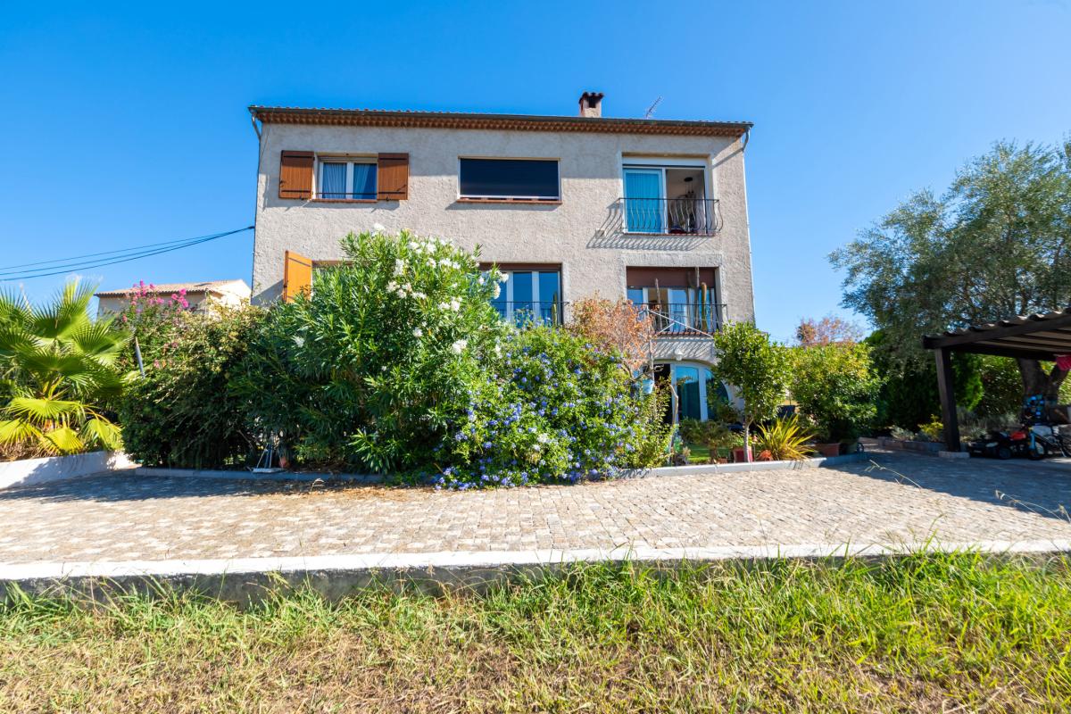 VILLENEUVE-LOUBET VILLAGE Immeuble de rapport meublé