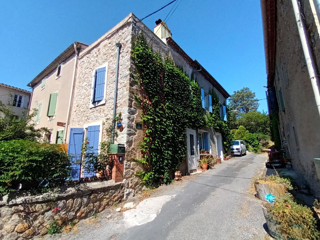Maison de village à vendre avec deux terrasses et trois chambres
