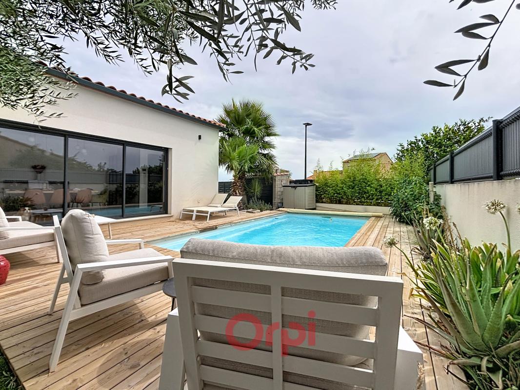 Maison contemporaine de plain-pied avec piscine