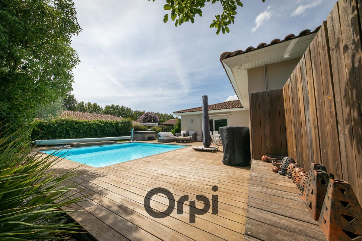 Villa de plain pied à SAINT-ESTEVE de 140m² sur une parcelle de 760m²