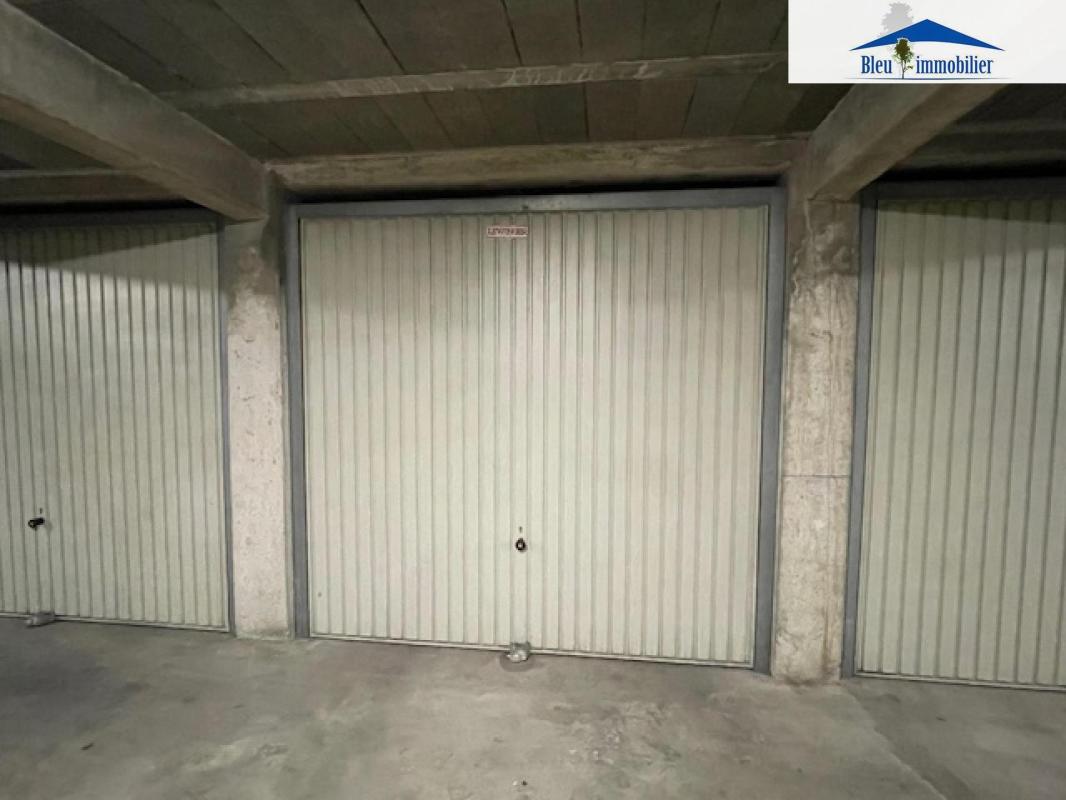 Garage / Parking