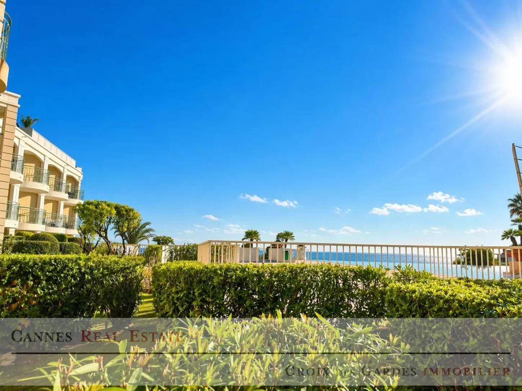 VILLA FRANCIA – CANNES CROIX DES GARDES | REZ-DE-JARDIN | JARDIN PRIVATIF | VUE PISCINE & MER