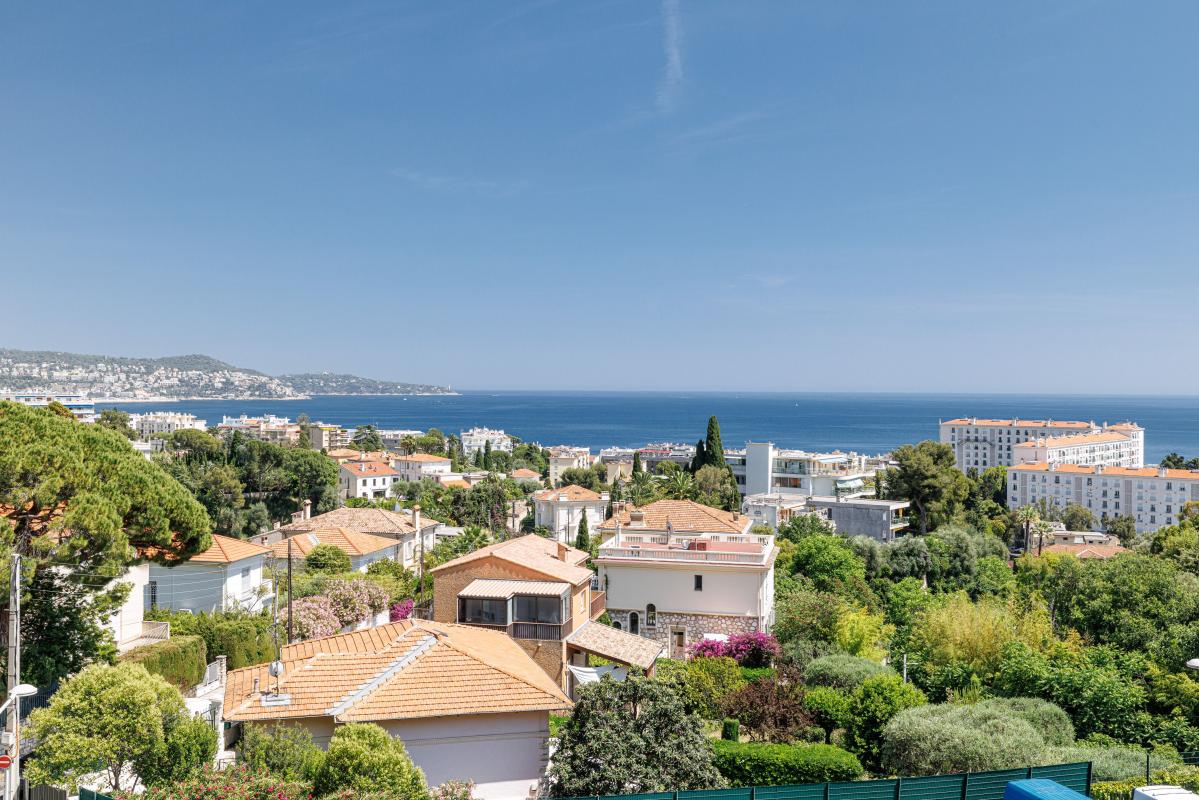 NICE OUEST / 2 pièces avec terrasse, vue mer, garage et cave