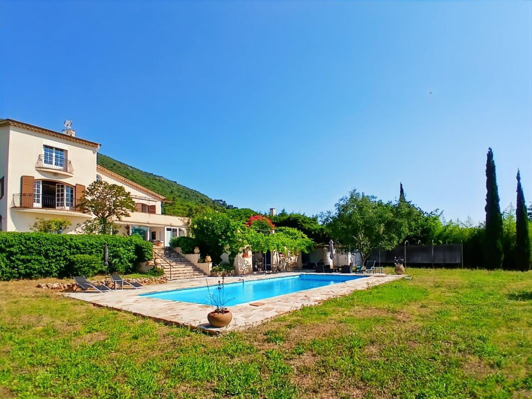 Villa d’exception avec piscine — Élégance, espace et art de vivre