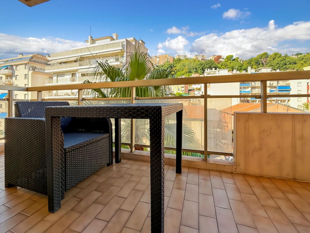 NICE Jardins de Cessole 2P 33m² étage élevé balcon cave parking