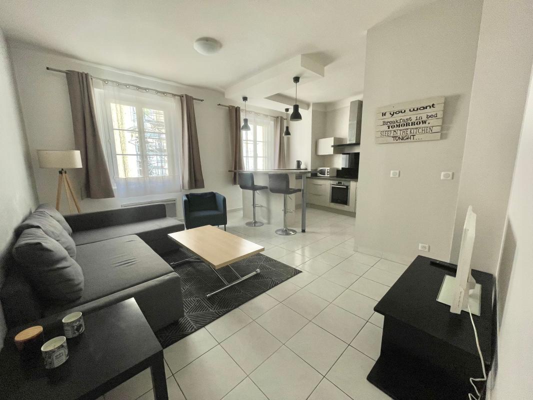 NICE CENTRE - RUE DE PARIS - 3 PIECES - PROCHE GARE ET COMMODITES - MEUBLE