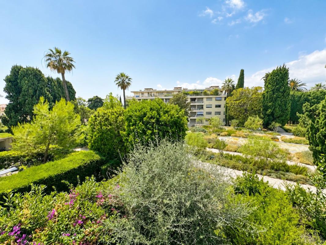 Cœur Cimiez, résidence de renom, calme, balcon et terrasse, vue dégagée, cave et garage