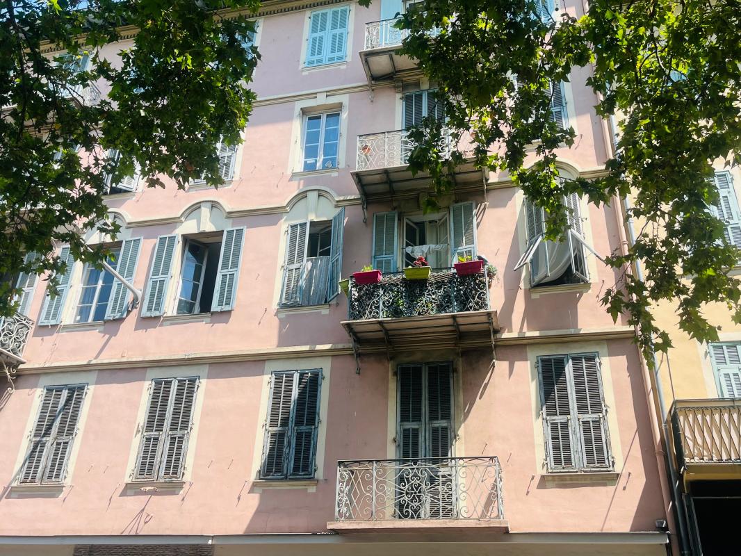 A vendre - Studio entièrement rénové déjà loué