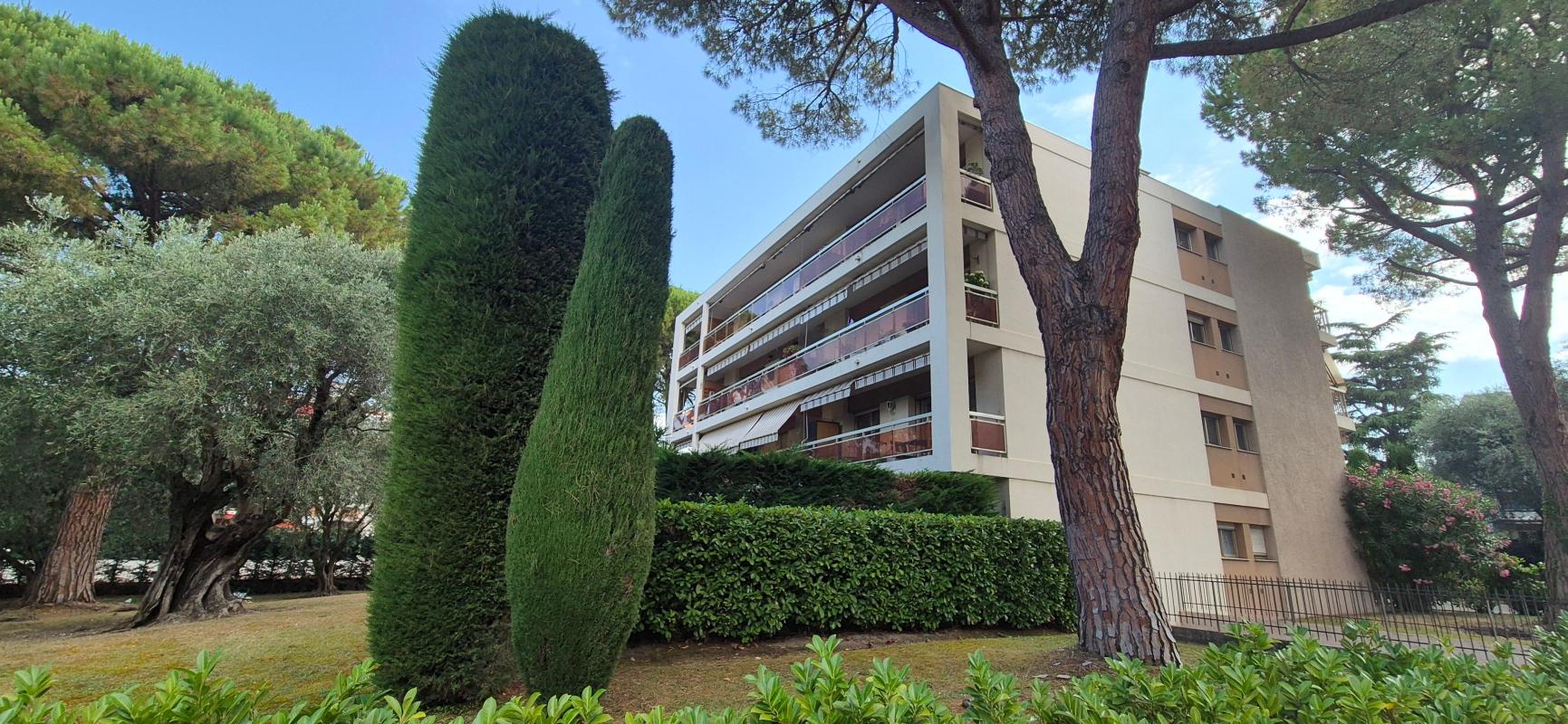 SECTEUR COLOMBIER / DERNIER ETAGE D'ANGLE