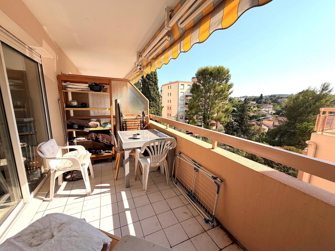 GRAND STUDIO AVEC TERRASSE AU CALME LE CANNET