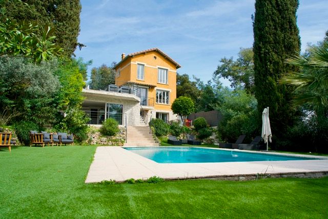 MAISON DANS LA VERDURE AU CALME